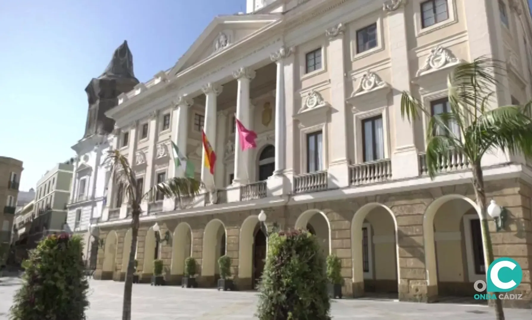 Fachada del Ayuntamiento de Cádiz, en la plaza de San Juan de Dios. Fachada del Ayuntamiento de Cádiz, en la plaza de San Juan de Dios.