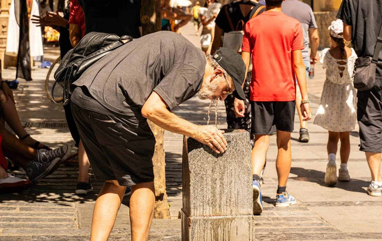 Turista se refresca con agua para hacer frente a las altas temperaturas, en una imagen de archivo. Turista se refresca con agua para hacer frente a las altas temperaturas, en una imagen de archivo.