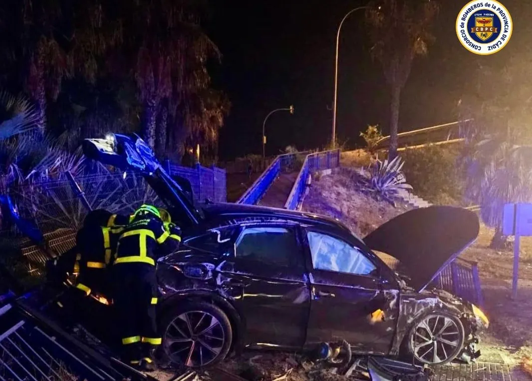 Efectivos de Bomberos y de Policía Local en la zona del accidente producido en el nudo de Cortadura. Efectivos de Bomberos y de Policía Local en la zona del accidente producido en el nudo de Cortadura.