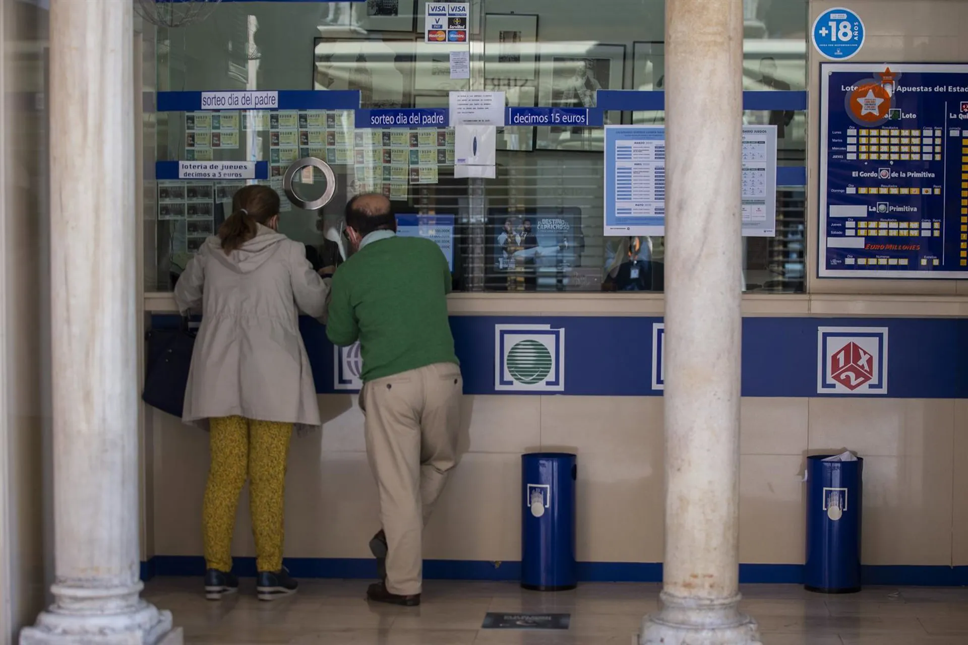 Dos personas compran lotería en una administración en una imagen de archivo