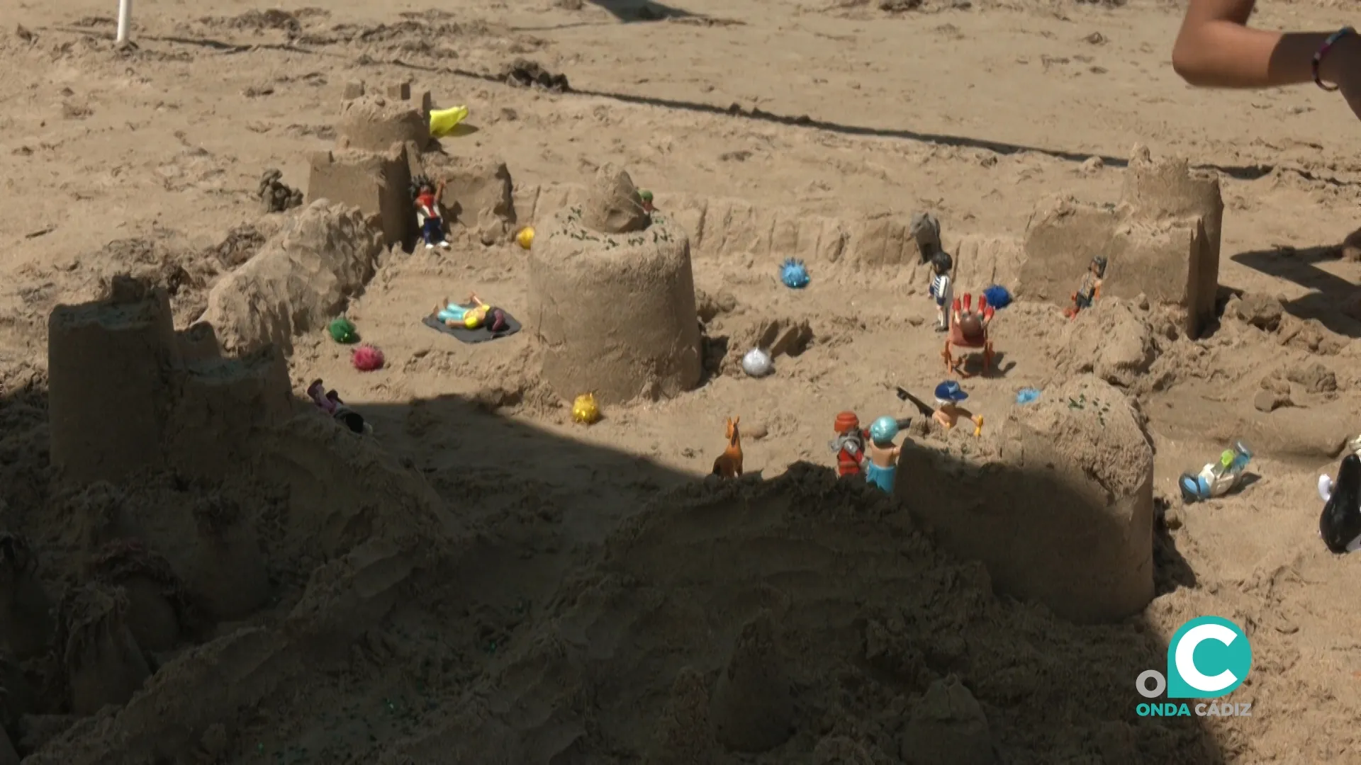 Uno de los castillos de arena realizados en las playas de la Victoria y de La Caleta. Uno de los castillos de arena realizados en las playas de la Victoria y de La Caleta.