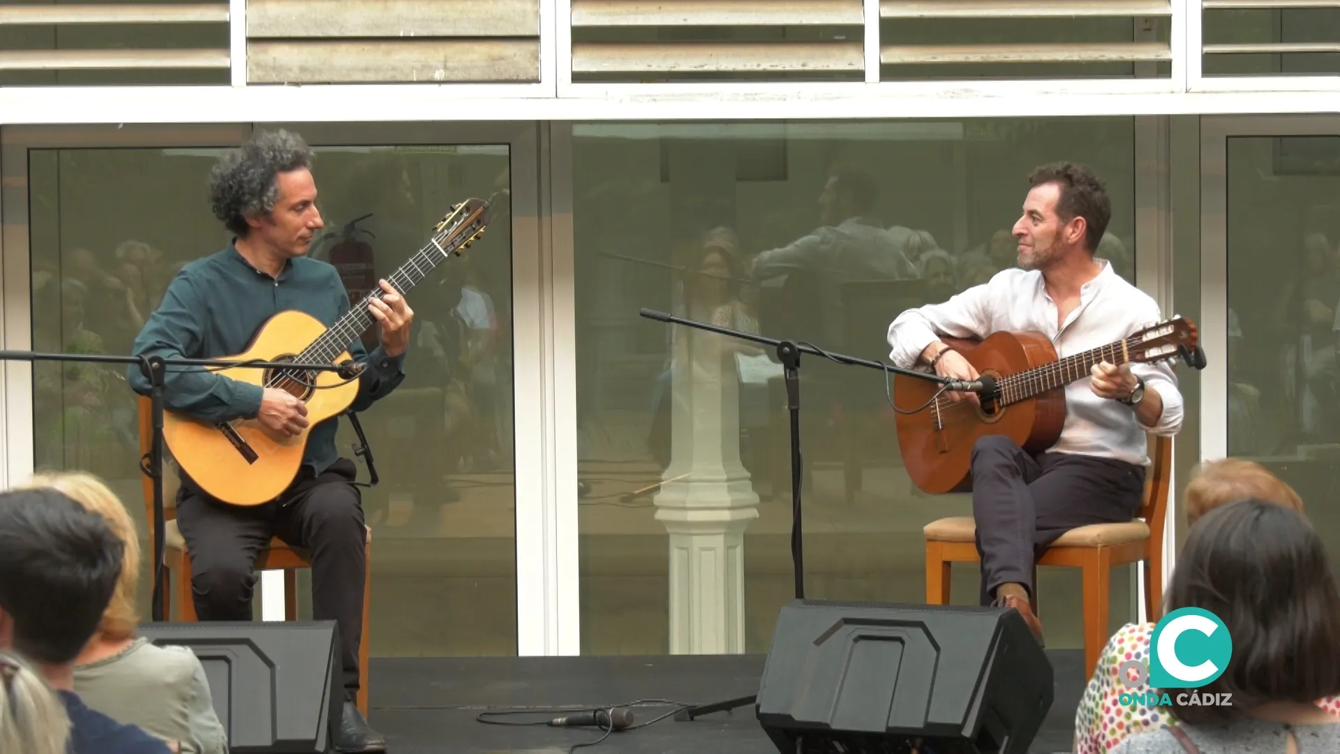 Los guitarristas argentinos Ramón Maschio y Mariano Gil sobre el escenario del ECCO. Los guitarristas argentinos Ramón Maschio y Mariano Gil sobre el escenario del ECCO.