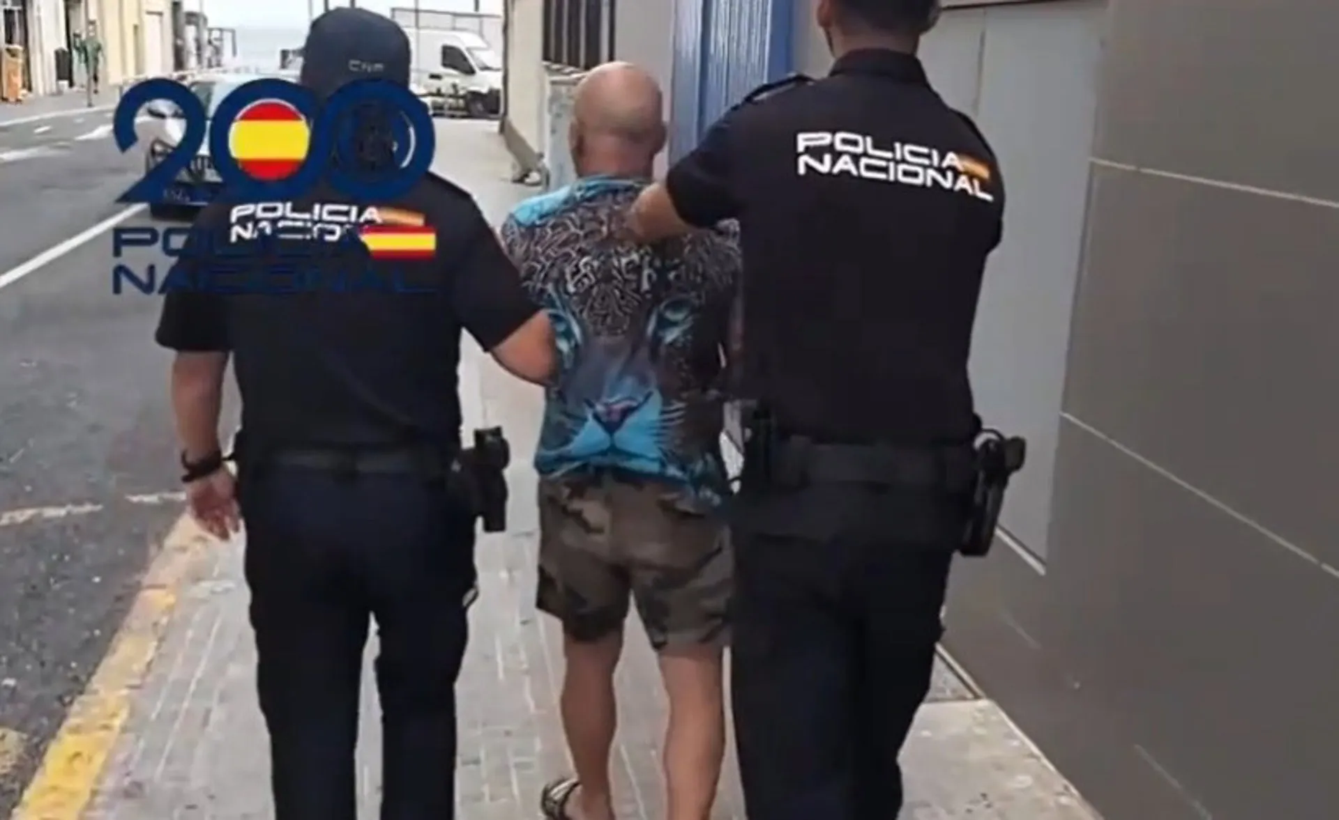 Dos policías escoltan a uno de los detenidos durante la mañana de este martes Dos policías escoltan a uno de los detenidos durante la mañana de este martes