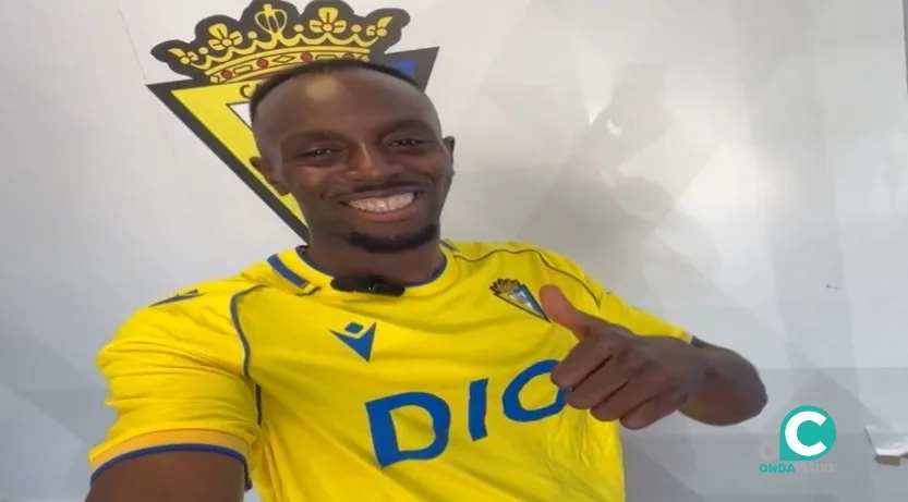 Yussi Diarra posa con camiseta del Cádiz CF (Foto: Cádiz CF) Yussi Diarra posa con camiseta del Cádiz CF (Foto: Cádiz CF)