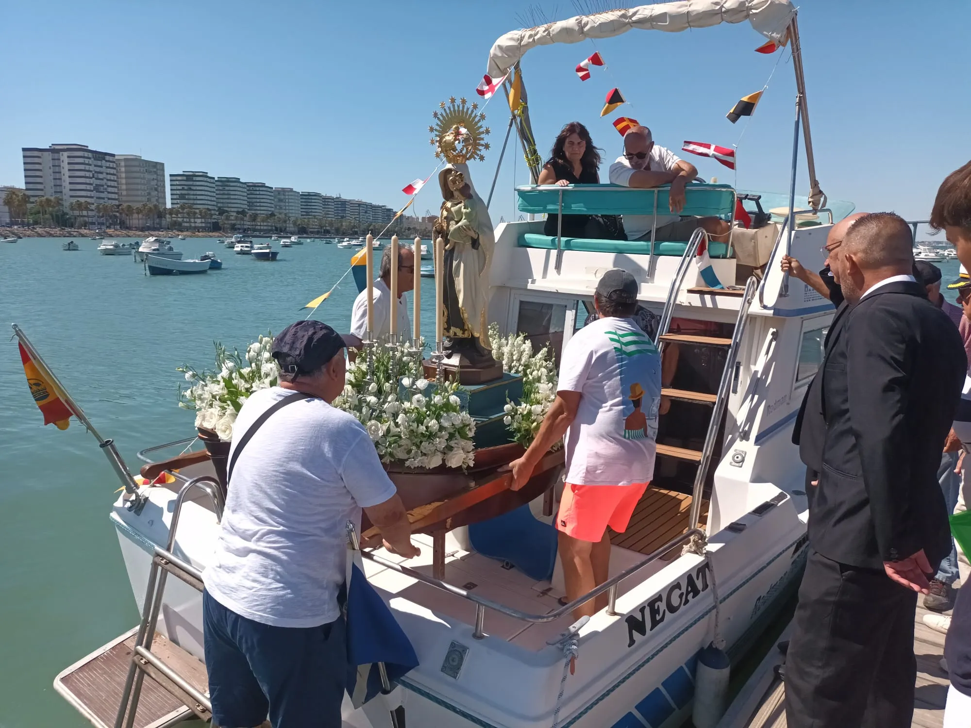 La Virgen del Carmen embarcándose para el inicio de la procesión marinera. La Virgen del Carmen embarcándose para el inicio de la procesión marinera.