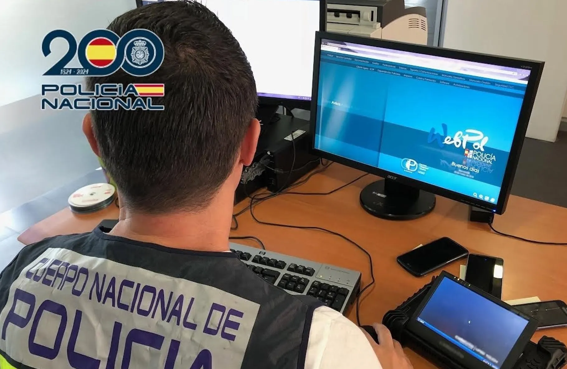 Imagen de un agente de Policía Nacional frente a un ordenador. Imagen de un agente de Policía Nacional frente a un ordenador.