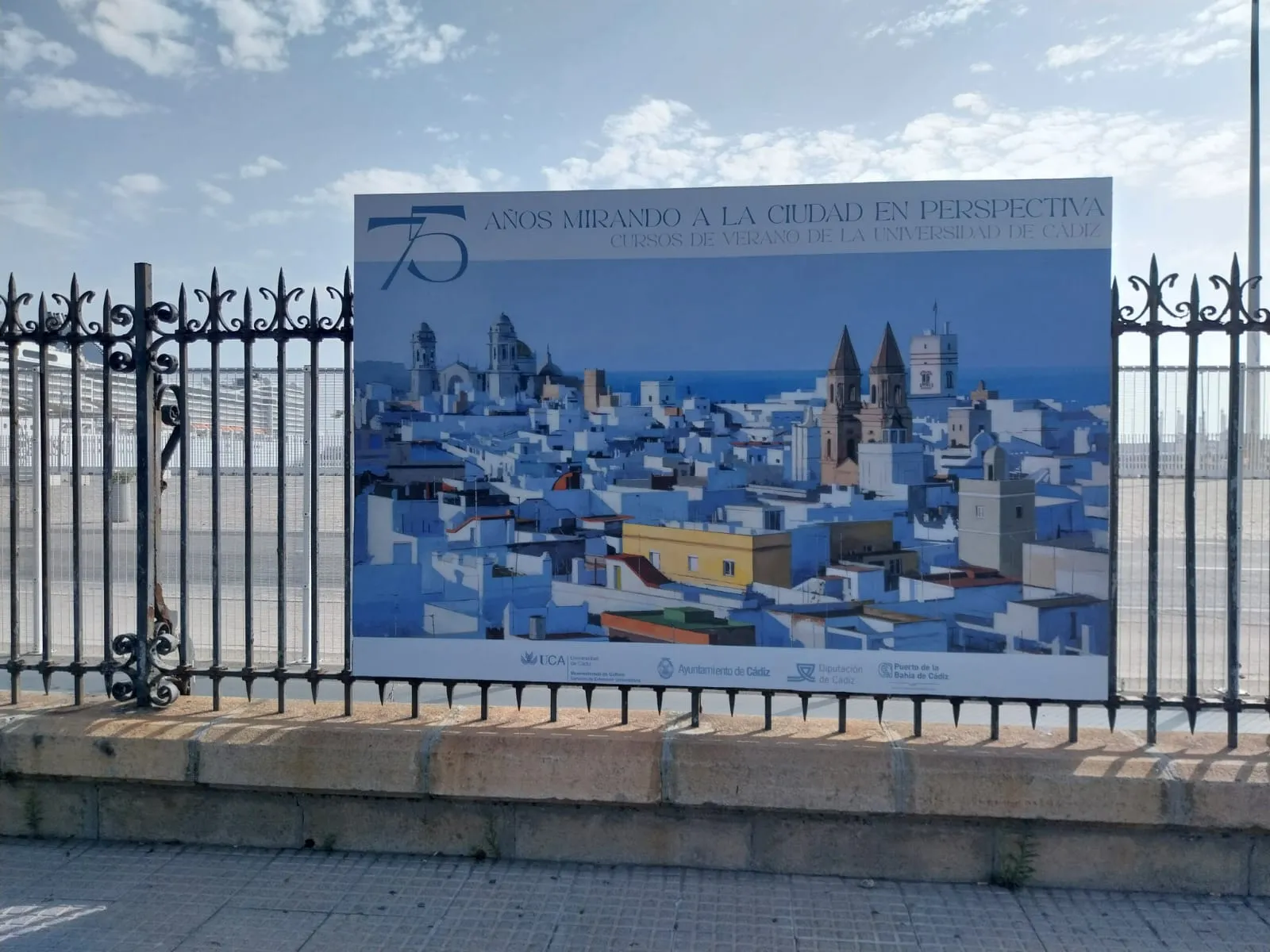 Panel principal de la exposición 'Mirando a Cádiz en perspectiva: 75 años de Cursos de Verano'. Panel principal de la exposición 'Mirando a Cádiz en perspectiva: 75 años de Cursos de Verano'.