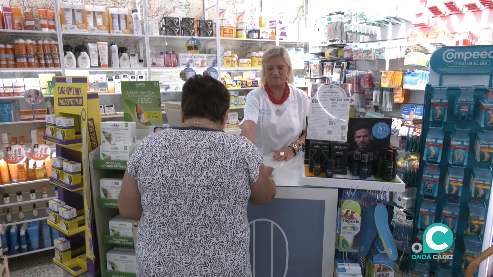 Un paciente accede a la Farmacia Aguilar en la ciudad de Cádiz. Un paciente accede a la Farmacia Aguilar en la ciudad de Cádiz.
