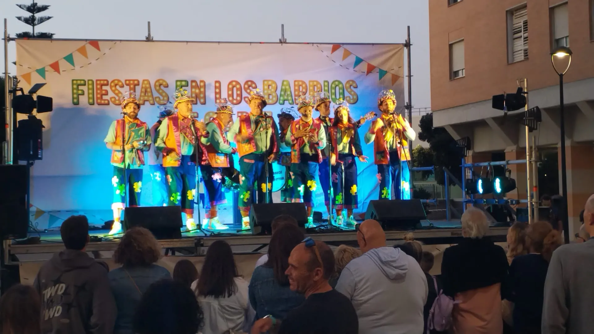 Actuación de la chirigota 'Los Disléxicos' durante 'Fiestas en los Barrios de Cádiz en el barrio de Astilleros este sábado. Astilleros vive la segunda entrega de 'Fiestas en los barrios de Cádiz'.