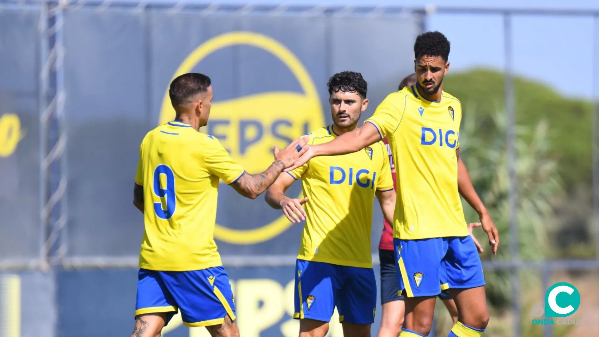 Chris Ramos celebra el tanto con sus compañeros (Foto: Cádiz CF) Chris Ramos celebra el tanto con sus compañeros (Foto: Cádiz CF)