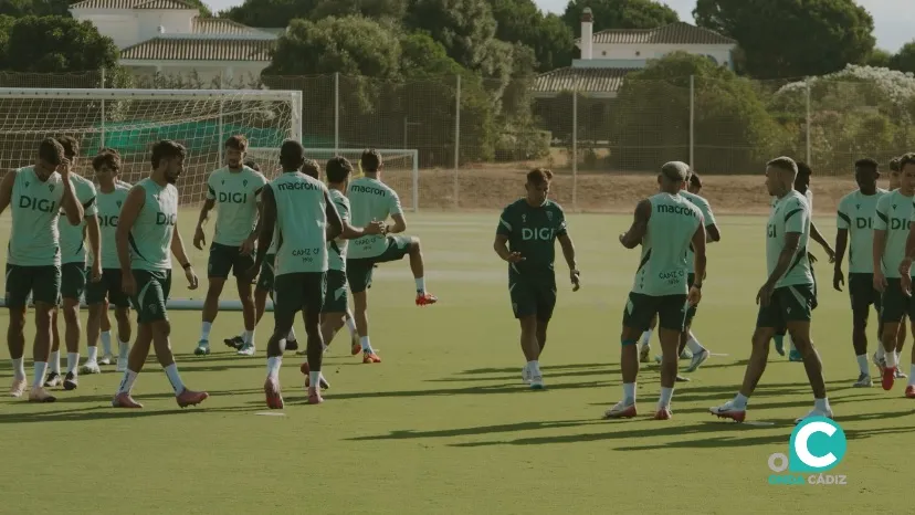 Los jugadores concentrados en Benalup durante la sesión matinal (Foto: Cádiz CF) Los jugadores concentrados en Benalup durante la sesión matinal (Foto: Cádiz CF)