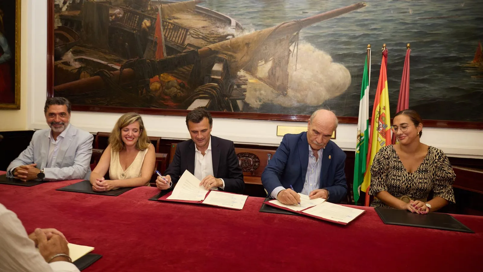 Momento de la rúbrica con autoridades y representante del Consejo Local de Hermandades y Cofradías Momento de la rúbrica con autoridades y representante del Consejo Local de Hermandades y Cofradías