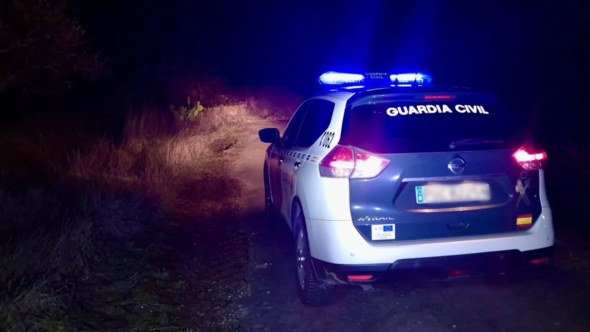 Vehículo de la Guardia Civil en un sendero. Vehículo de la Guardia Civil en un sendero.