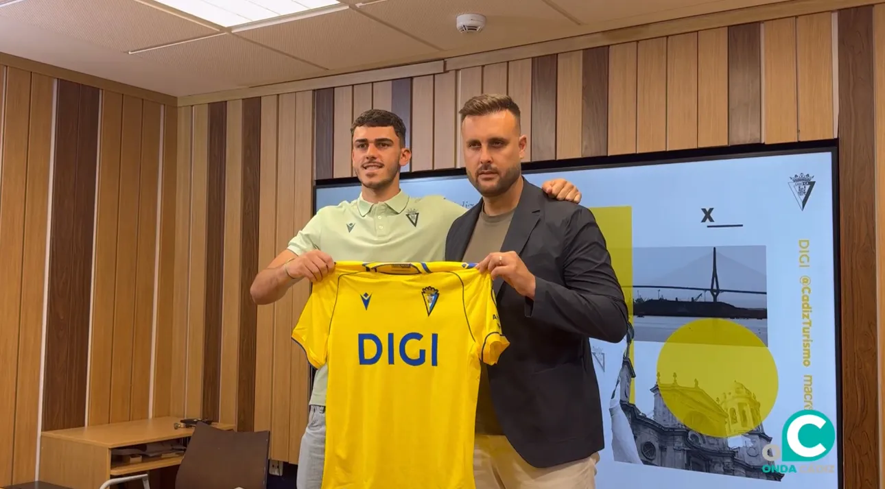 El jugador canario posa junto al Director Deportivo, Juan Cala El jugador canario posa junto al Director Deportivo, Juan Cala