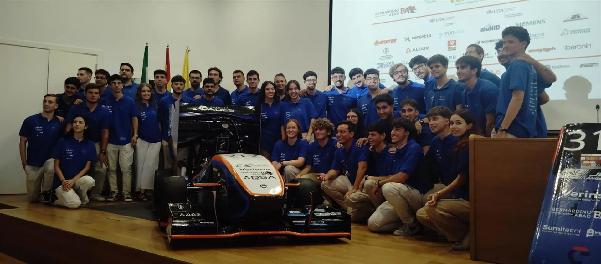 El joven equipo con el nuevo monoplaza El joven equipo con el nuevo monoplaza