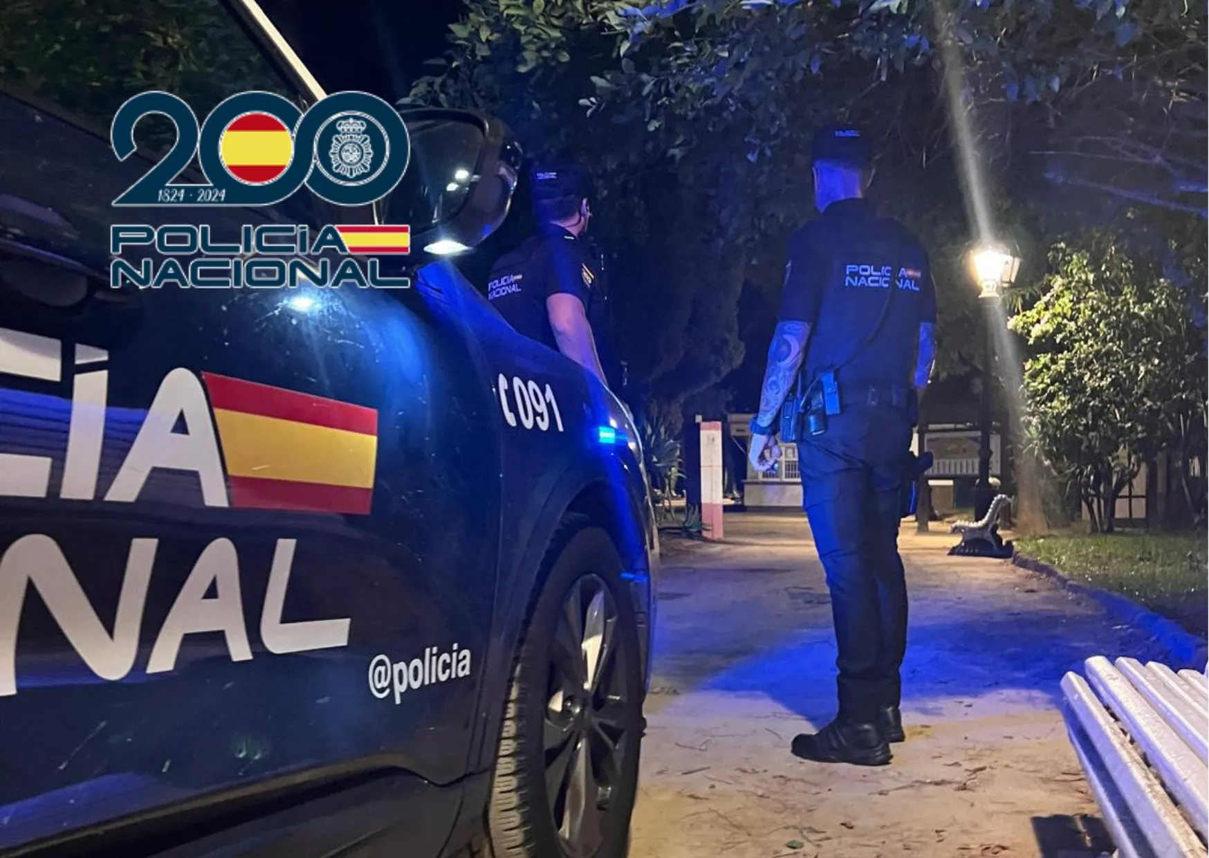 Un momento de la intervención policial dentro de la zona ajardinada Un momento de la intervención policial dentro de la zona ajardinada