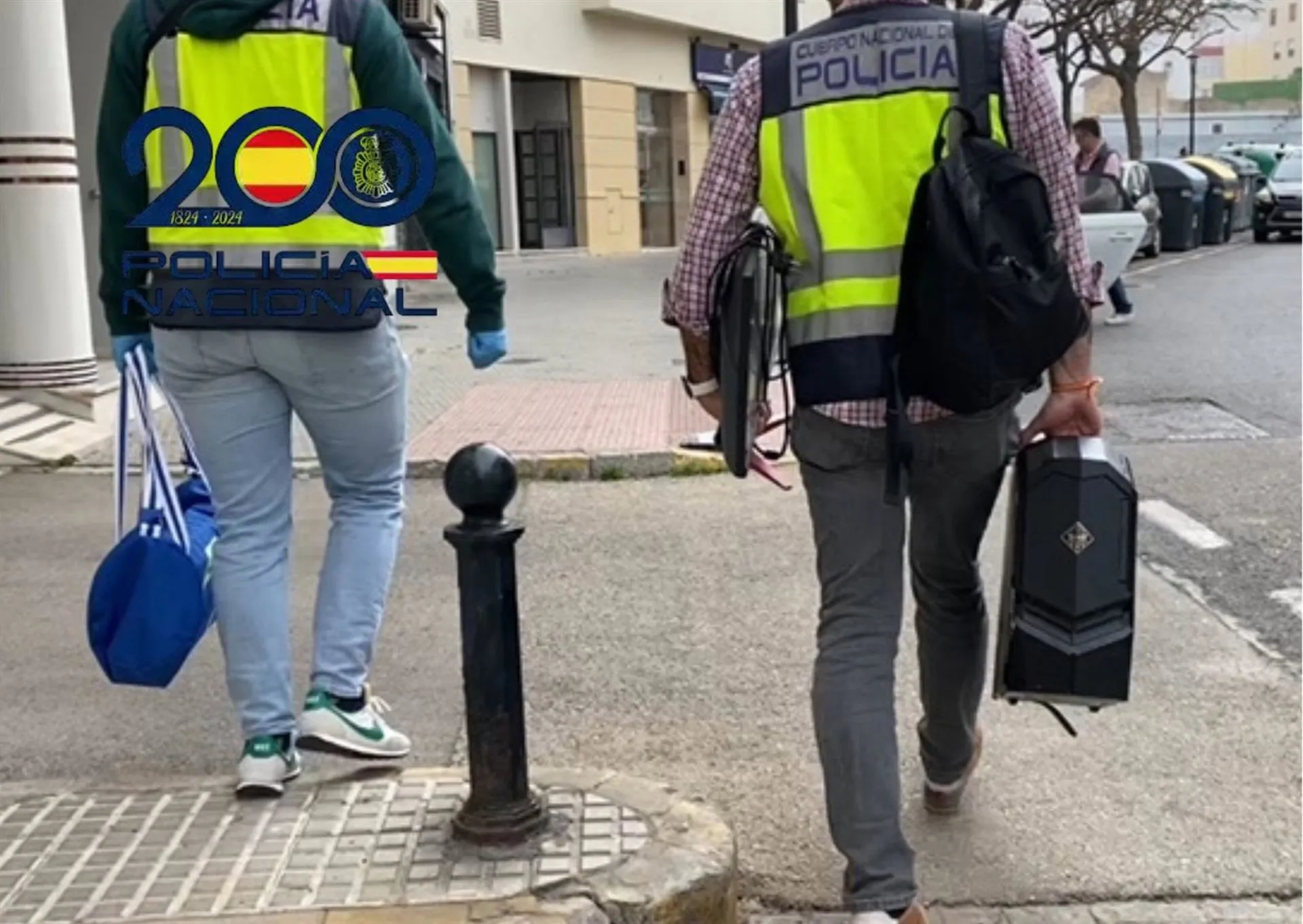 Agentes de la Policía Nacional con material intervenido a la red de pornografía infantil que operaba en la provincia Agentes de la Policía Nacional con material intervenido a la red de pornografía infantil que operaba en la provincia