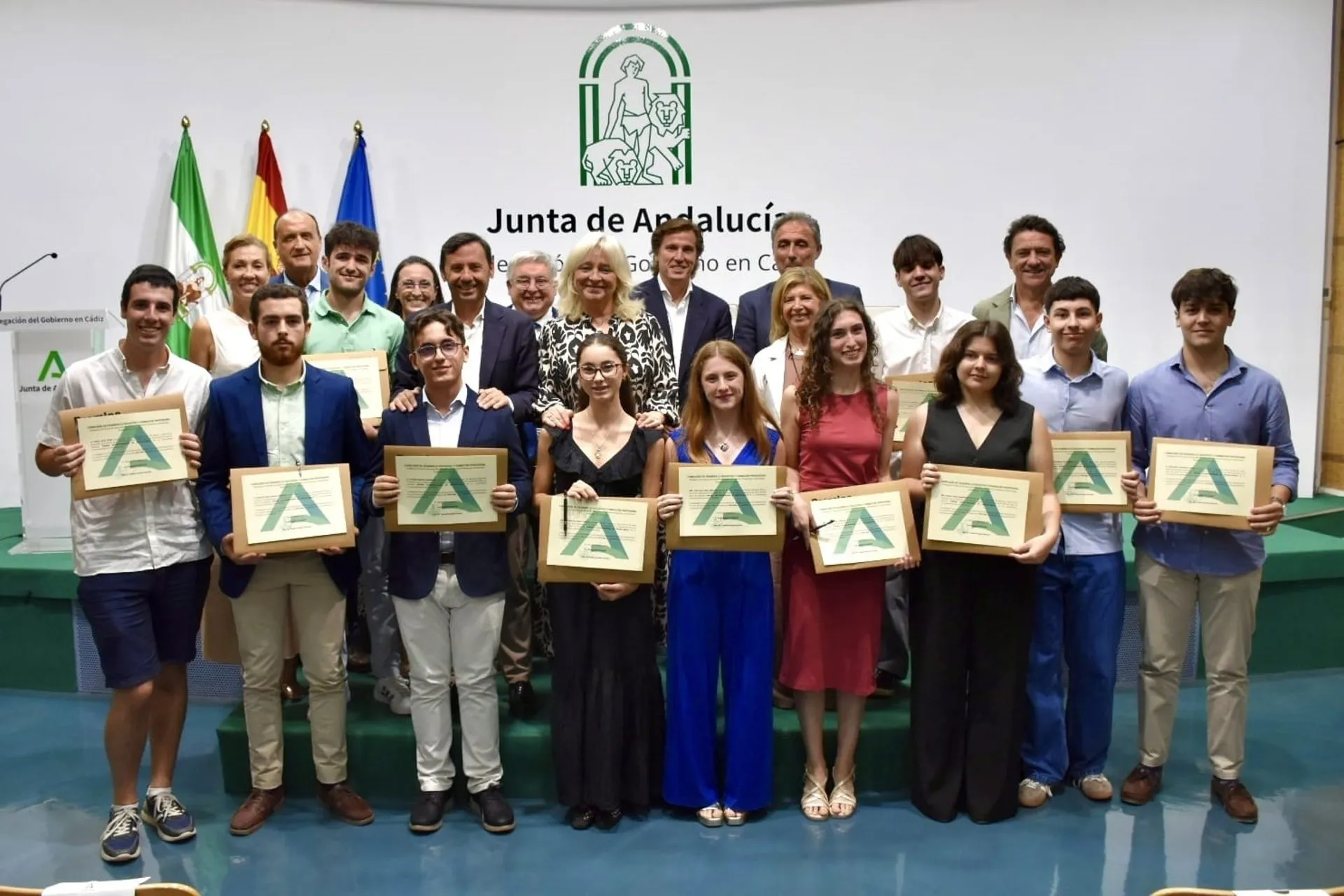 Los galardonados con las autoridades al final del acto Los galardonados con las autoridades al final del acto