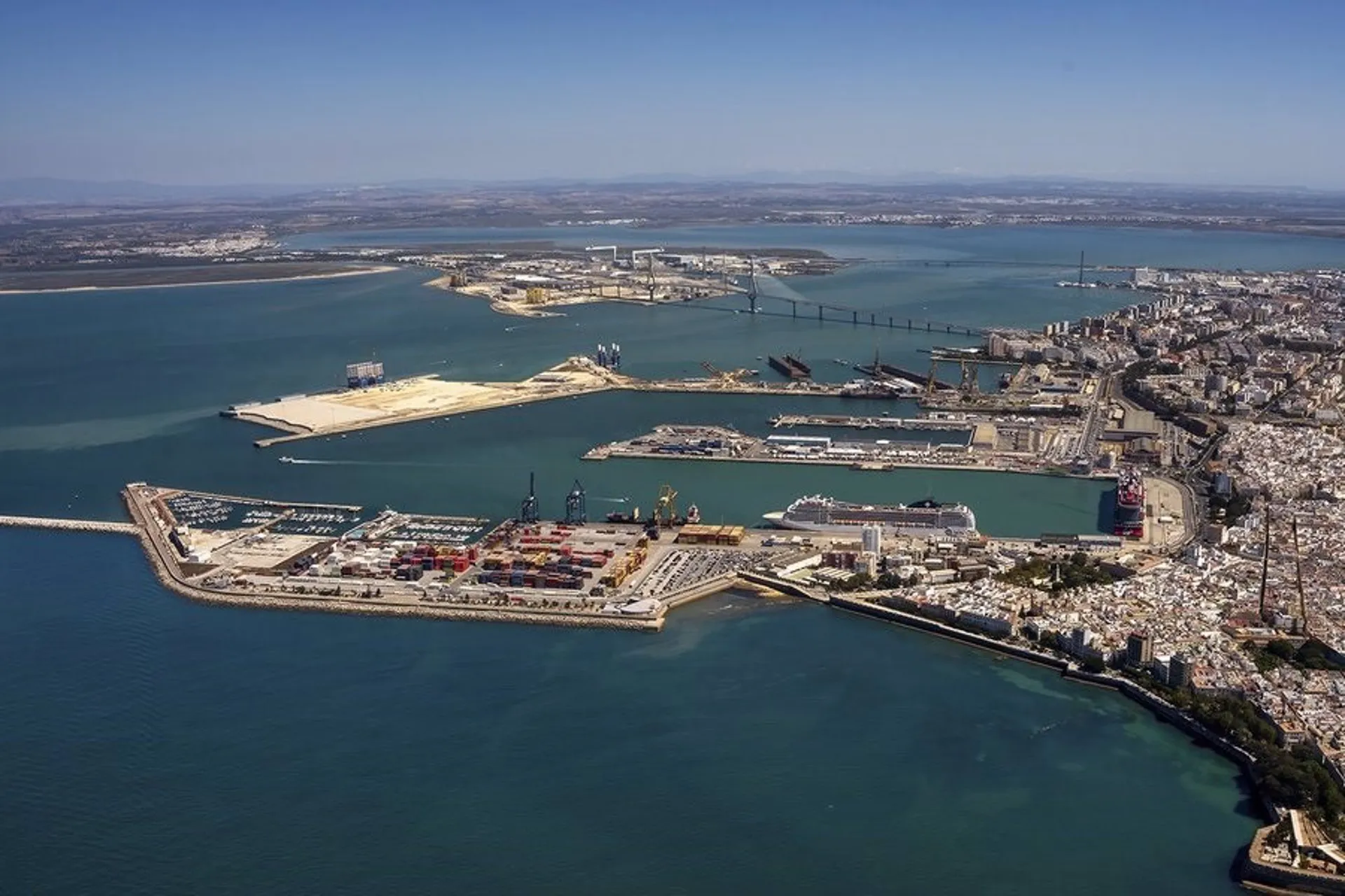 Vista aerea del puerto de Cádiz en una imagen de archivo Vista aerea del puerto de Cádiz en una imagen de archivo