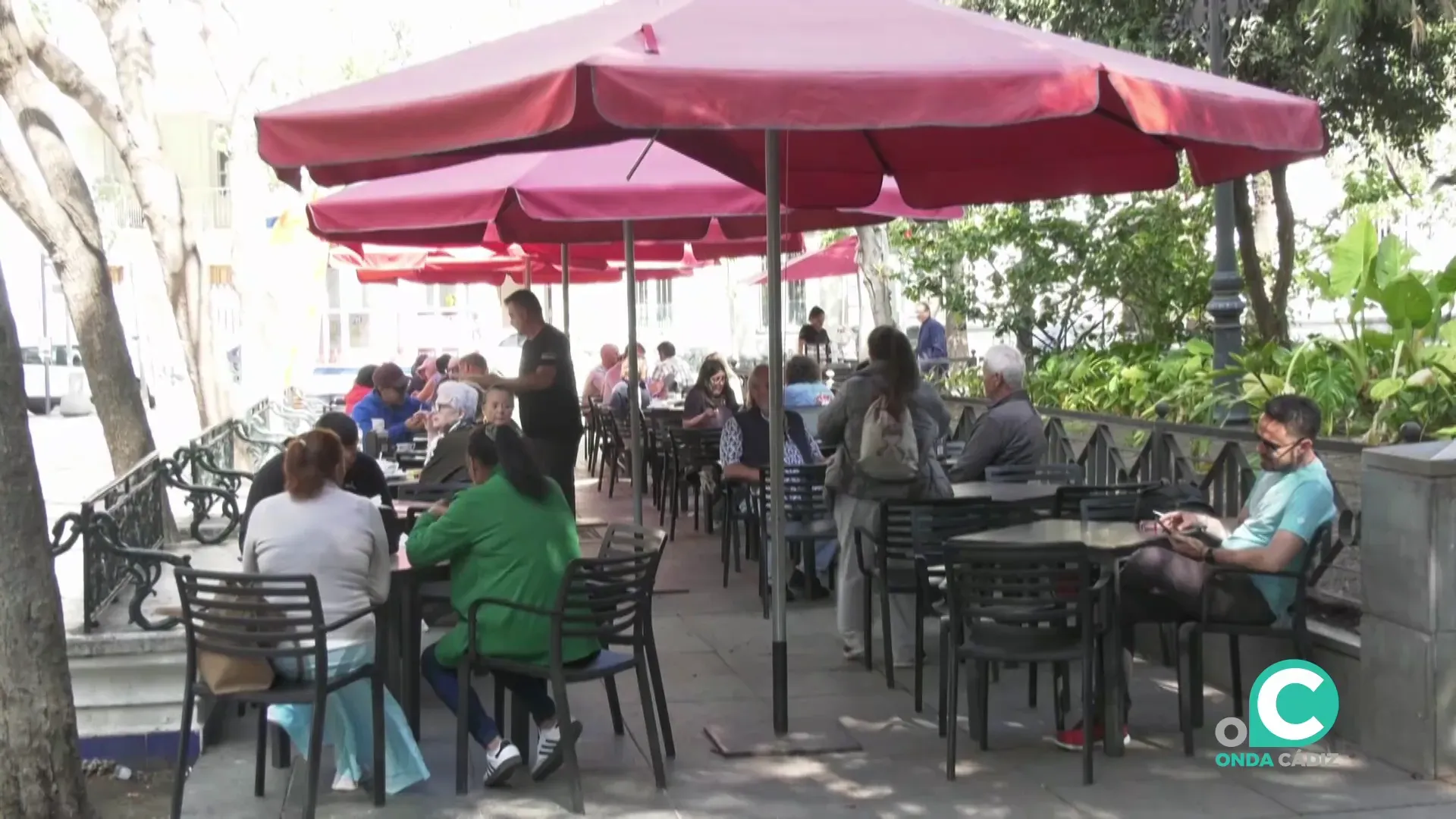 Terraza en una plaza de la capital gaditana.