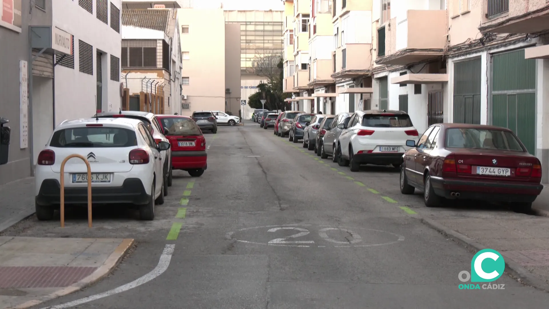 Vehículos estacionados en una calle de la capital gaditana Vehículos estacionados en una calle de la capital gaditana