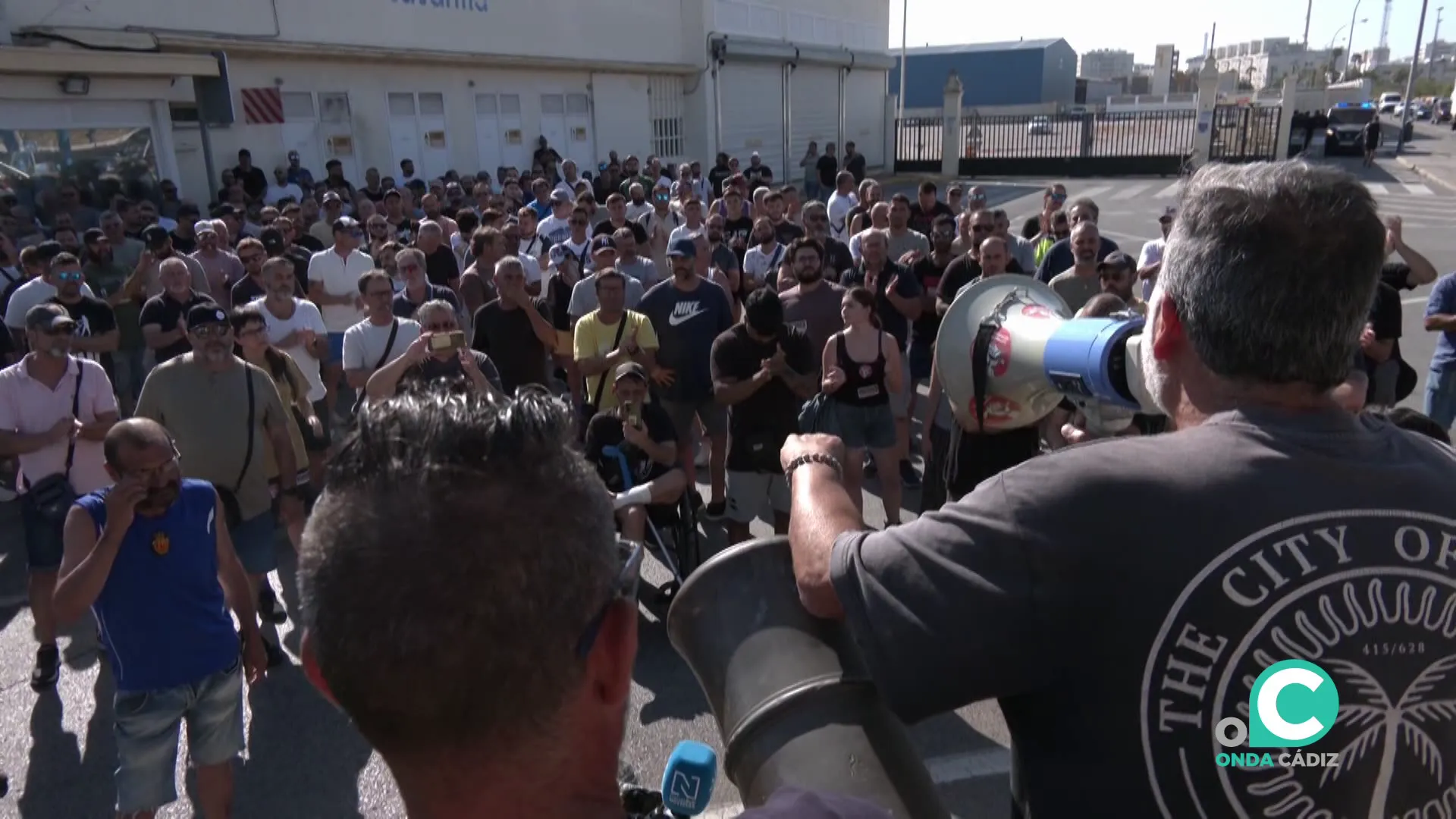 Un momento de la asamblea de este jueves a la entrada de la factoria 