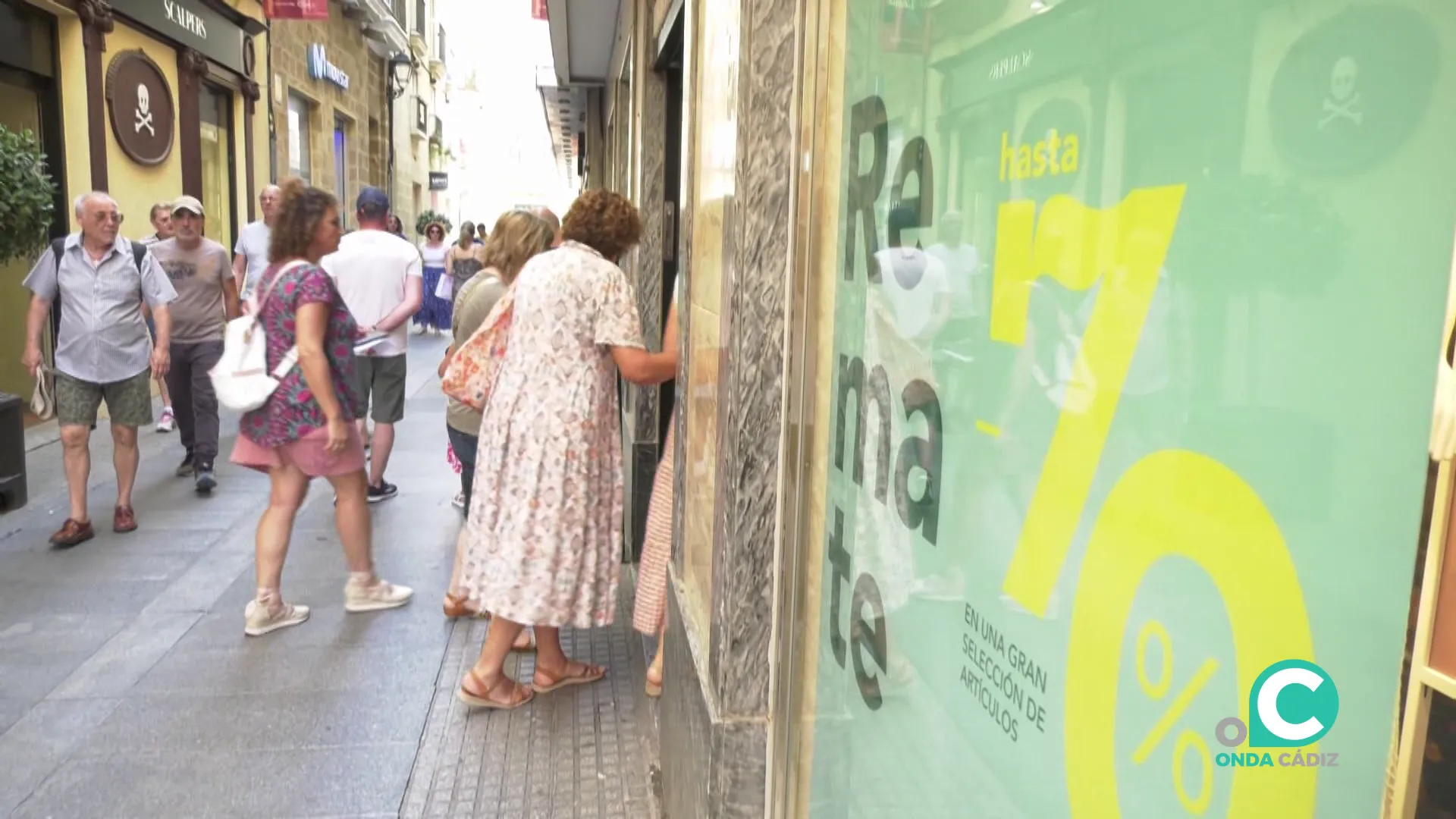 Establecimiento comercial con el reclamo de las ofertas estivales en el centro de la capital gaditana Establecimiento comercial con el reclamo de las ofertas estivales en el centro de la capital gaditana