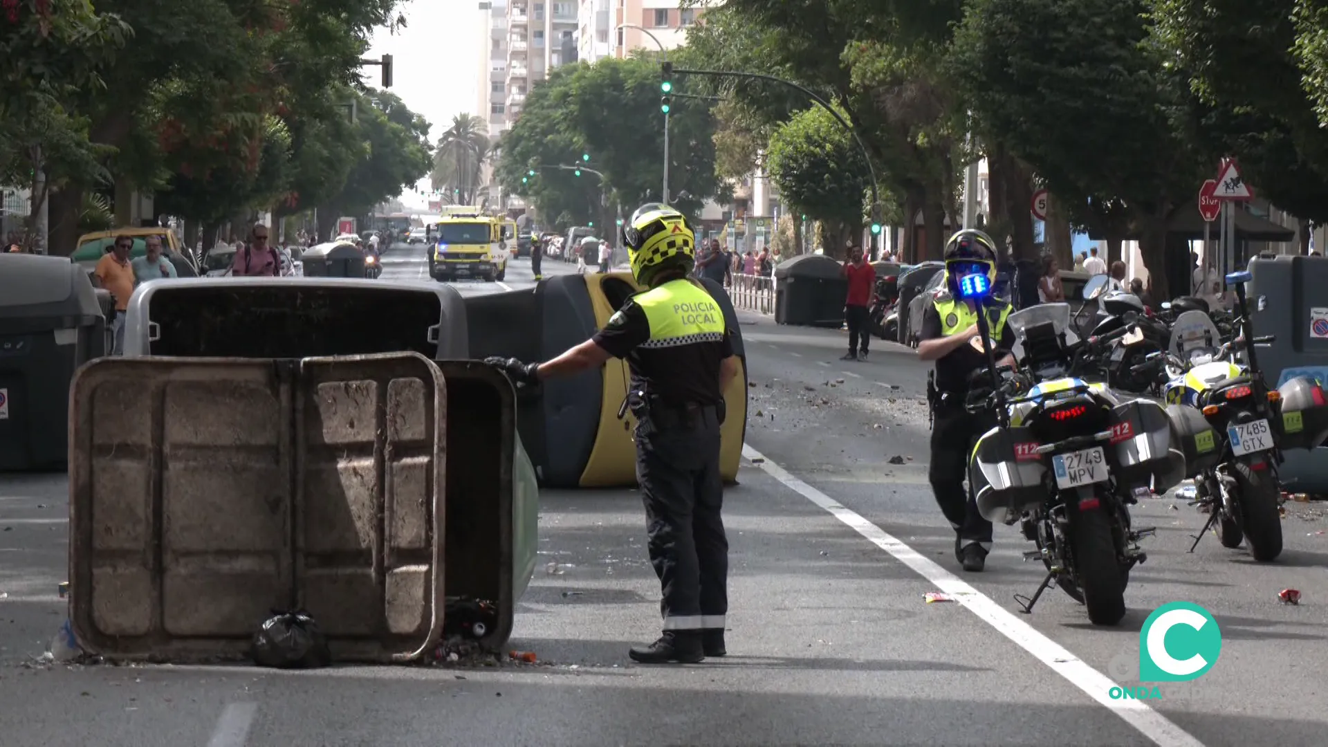 Agentes inspeccionan daños en la capital gaditana durante las pasadas movilizaciones Agentes inspeccionan daños en la capital gaditana durante las pasadas movilizaciones