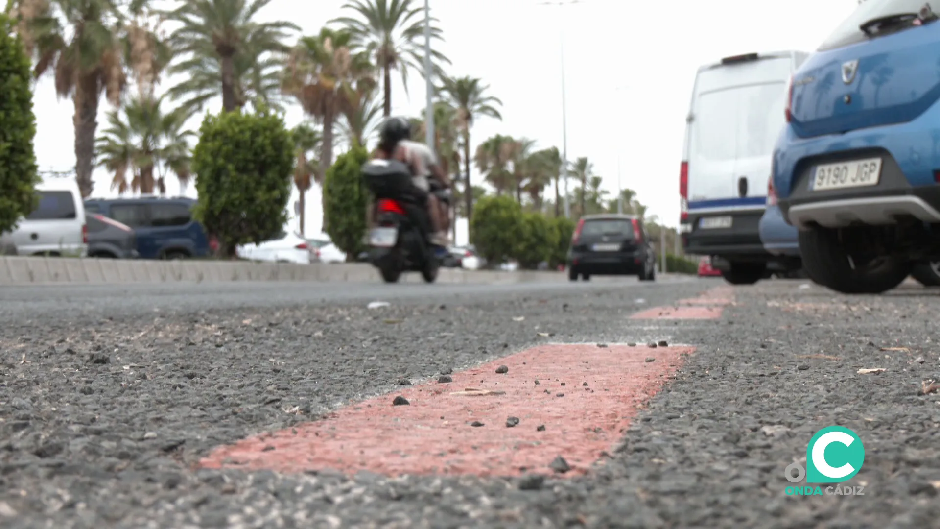 Vehículos situados en la avenida de la Bahía este martes Vehículos situados en la avenida de la Bahía este martes
