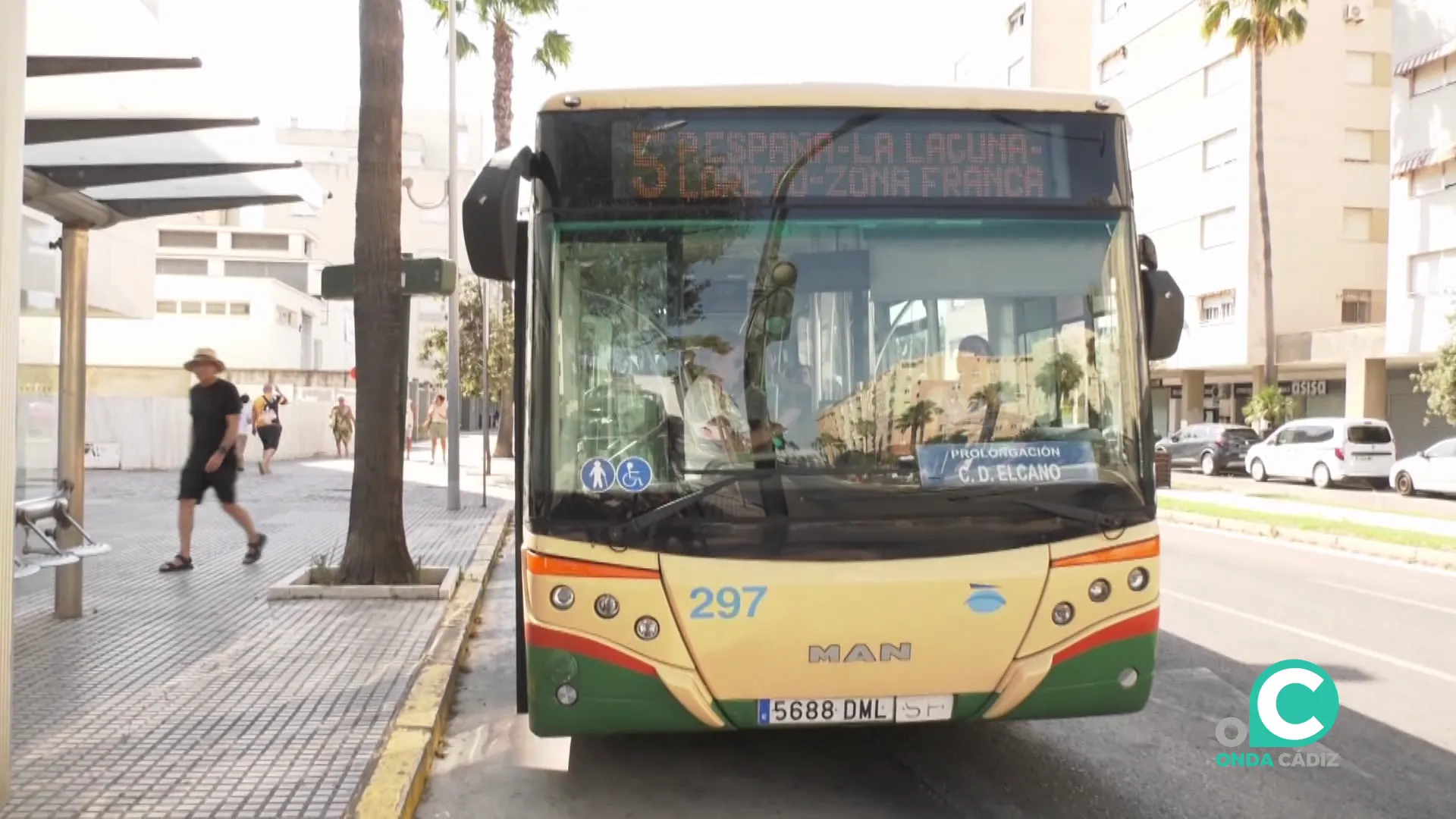 Vehículo en una parada en la avenida de Las Cortes Vehículo en una parada en la avenida de Las Cortes