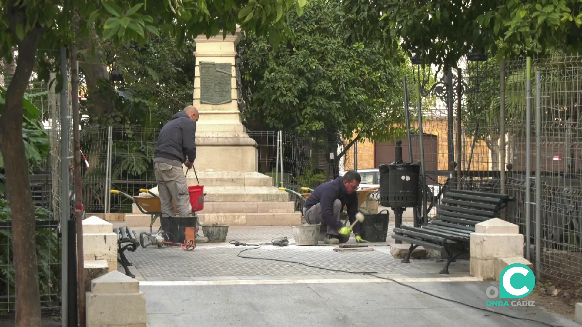 Operarios trabajando en el firme de la Alameda en una imagen de archivo Operarios trabajando en el firme de la Alameda en una imagen de archivo