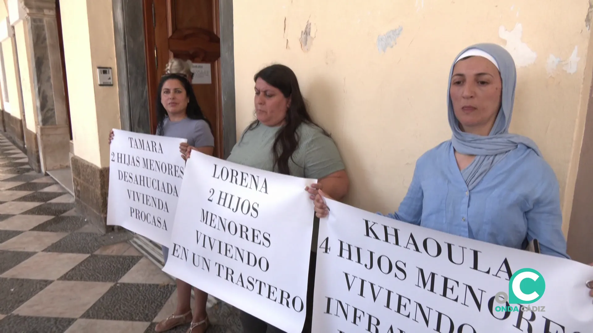 Las afectadas este lunes a la puerta del edificio Las afectadas este lunes a la puerta del edificio