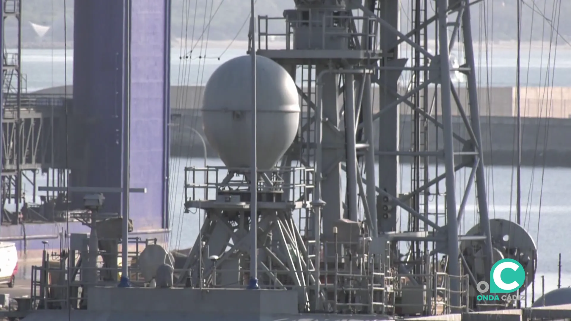 Detalle del navio militar en la factoria de la capital gaditana este martes Detalle del navio militar en la factoria de la capital gaditana este martes