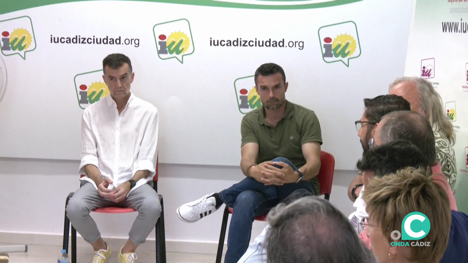 Momento del encuentro entre el dirigente y los representantes del movimiento ciudadano en Cádiz Momento del encuentro entre el dirigente y los representantes del movimiento ciudadano en Cádiz