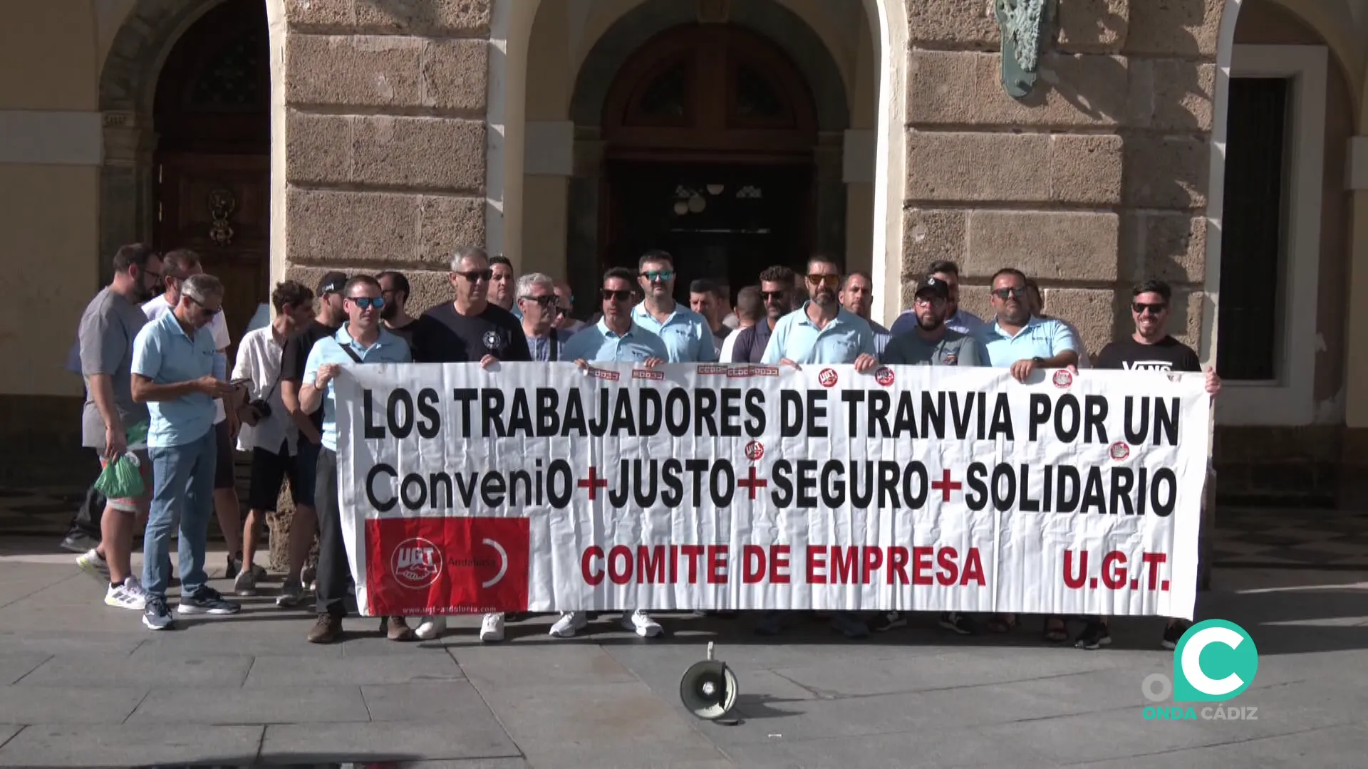 Trabajadores concentrados en las puertas del Ayuntamiento de Cádiz este martes Trabajadores concentrados en las puertas del Ayuntamiento de Cádiz este martes