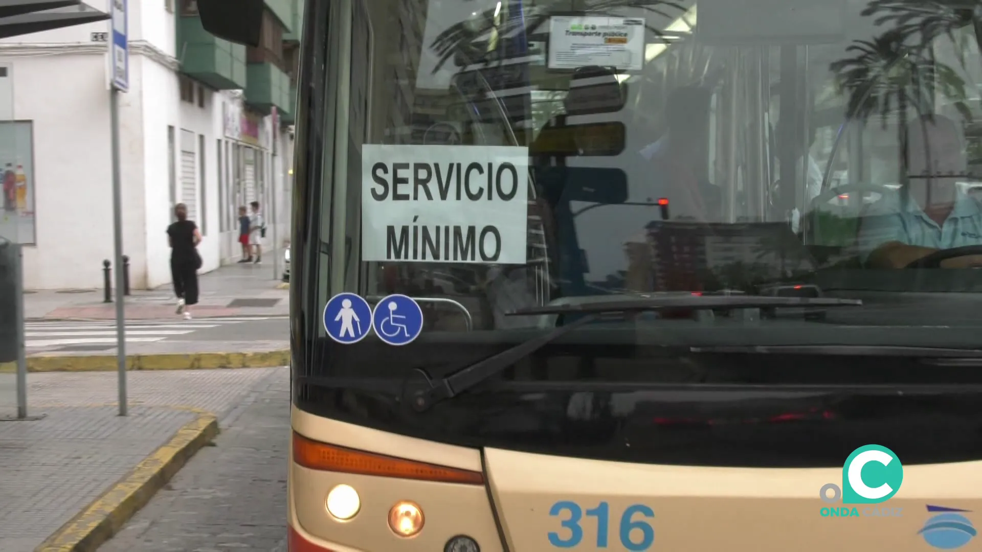Vehículo de transporte público en servicios mínimos esta semana en la capital gaditana Vehículo de transporte público en servicios mínimos esta semana en la capital gaditana