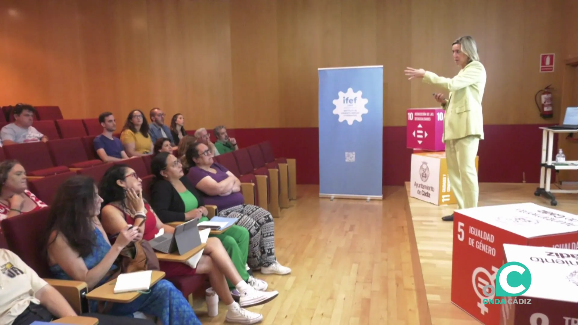Un momento de la intervención durante el transcurso del acto 