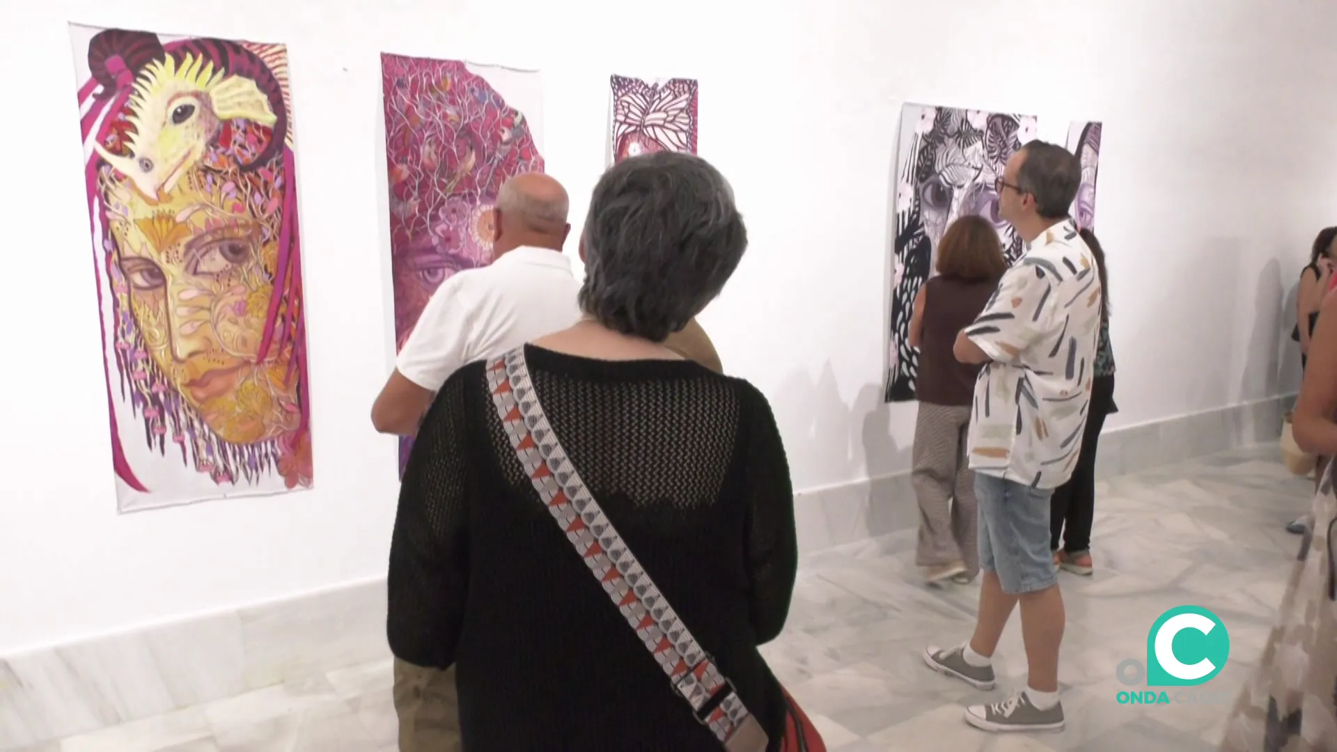 Visitantes en la jornada observan las obras durante la inauguración de la muestra Visitantes en la jornada observan las obras durante la inauguración de la muestra