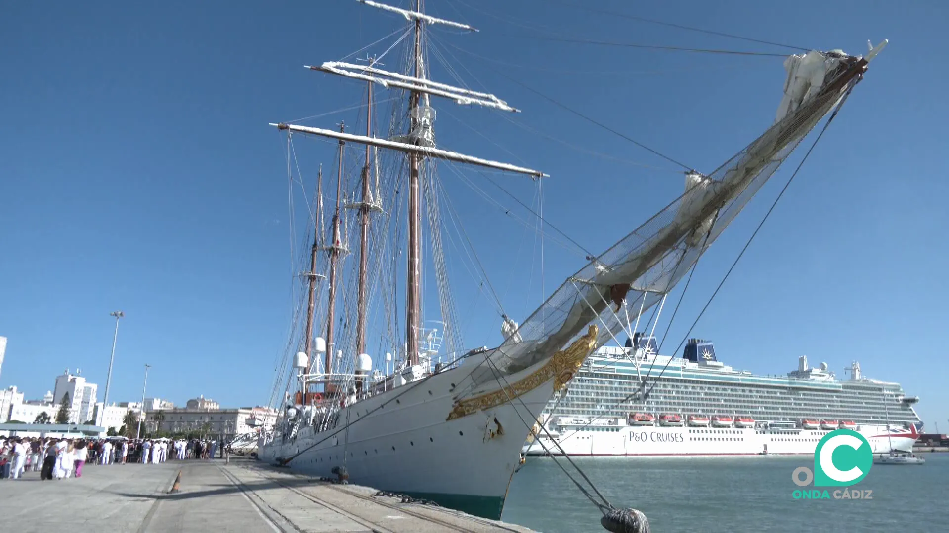 El navio este lunes atracado en el muelle de Cádiz El navio este lunes atracado en el muelle de Cádiz