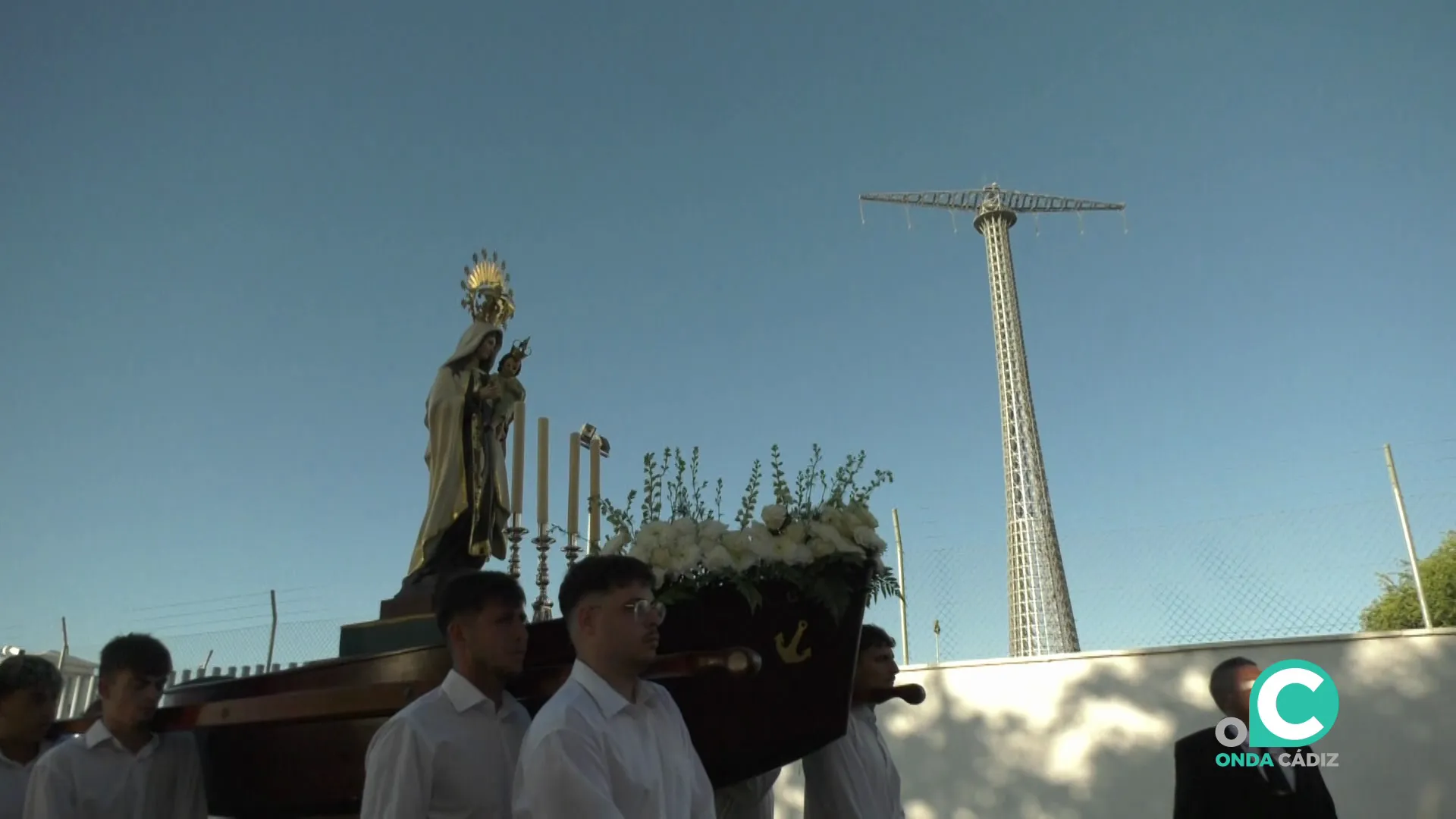 El cortejo durante su recorrido ante la iconíca imagen de una de las gigantéscas torres eléctricas El cortejo durante su recorrido ante la iconíca imagen de una de las gigantéscas torres eléctricas