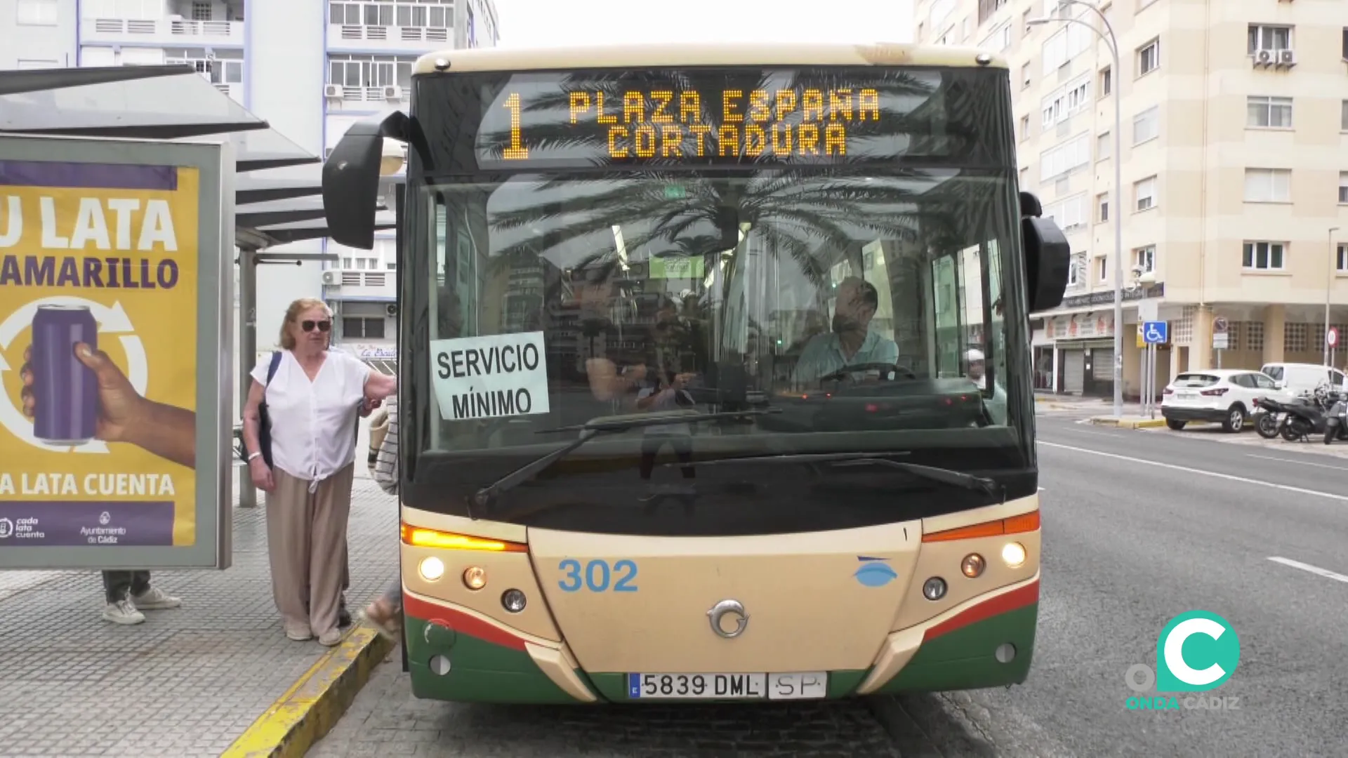 Viajeros suben a uno de los vehículos de servicios mínimos en una de las paradas de la avenida Viajeros suben a uno de los vehículos de servicios mínimos en una de las paradas de la avenida