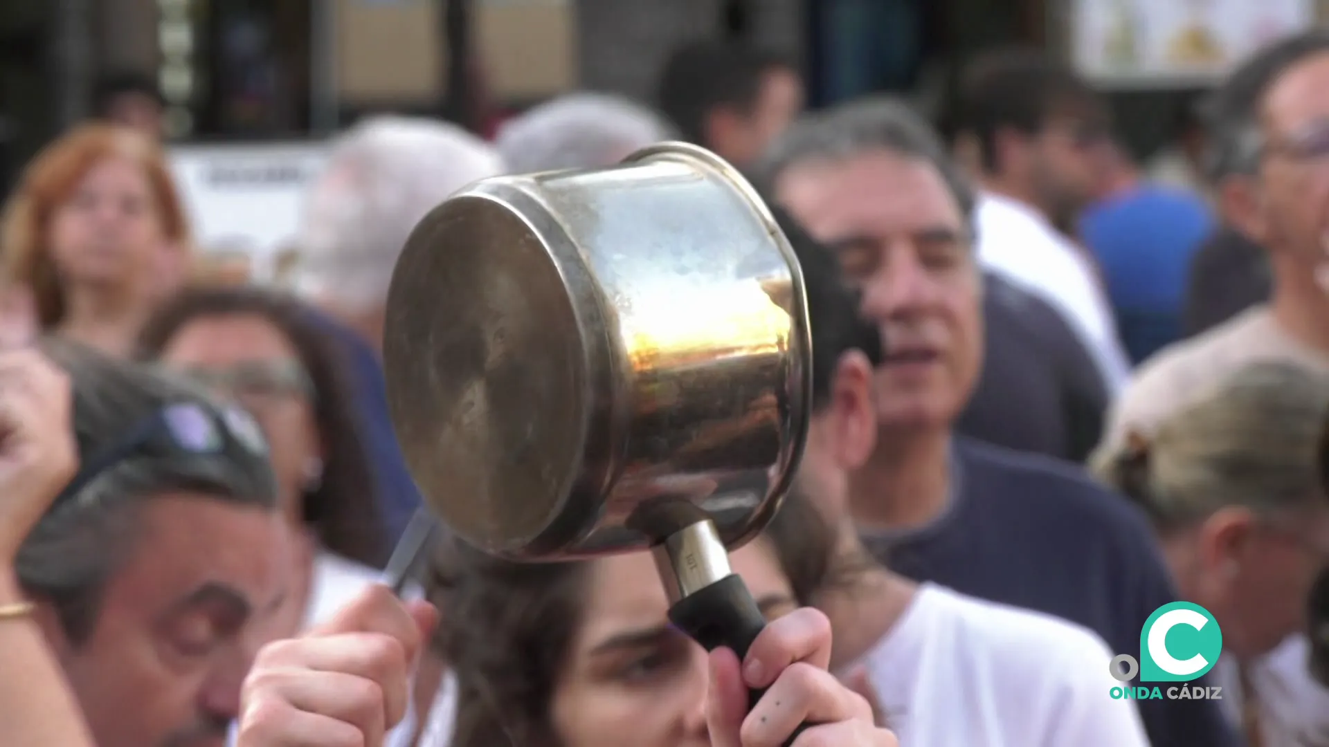 Un momento del acto de protesta en la plaza San Juan de Dios Un momento del acto de protesta en la plaza San Juan de Dios