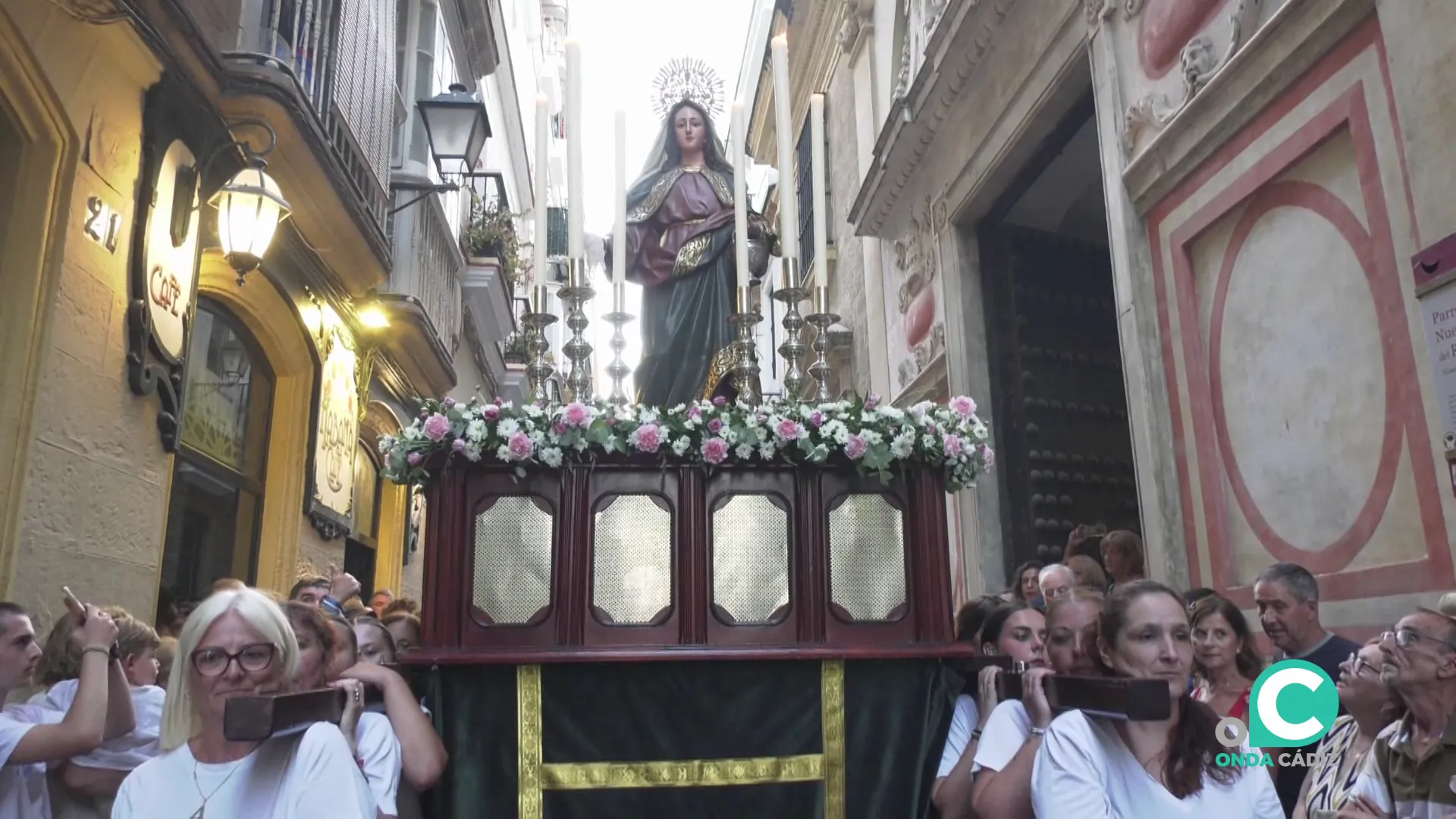 Momento de la salida desde su templo en la calle Rosario arropada por decenas de fieles Momento de la salida desde su templo en la calle Rosario arropada por decenas de fieles