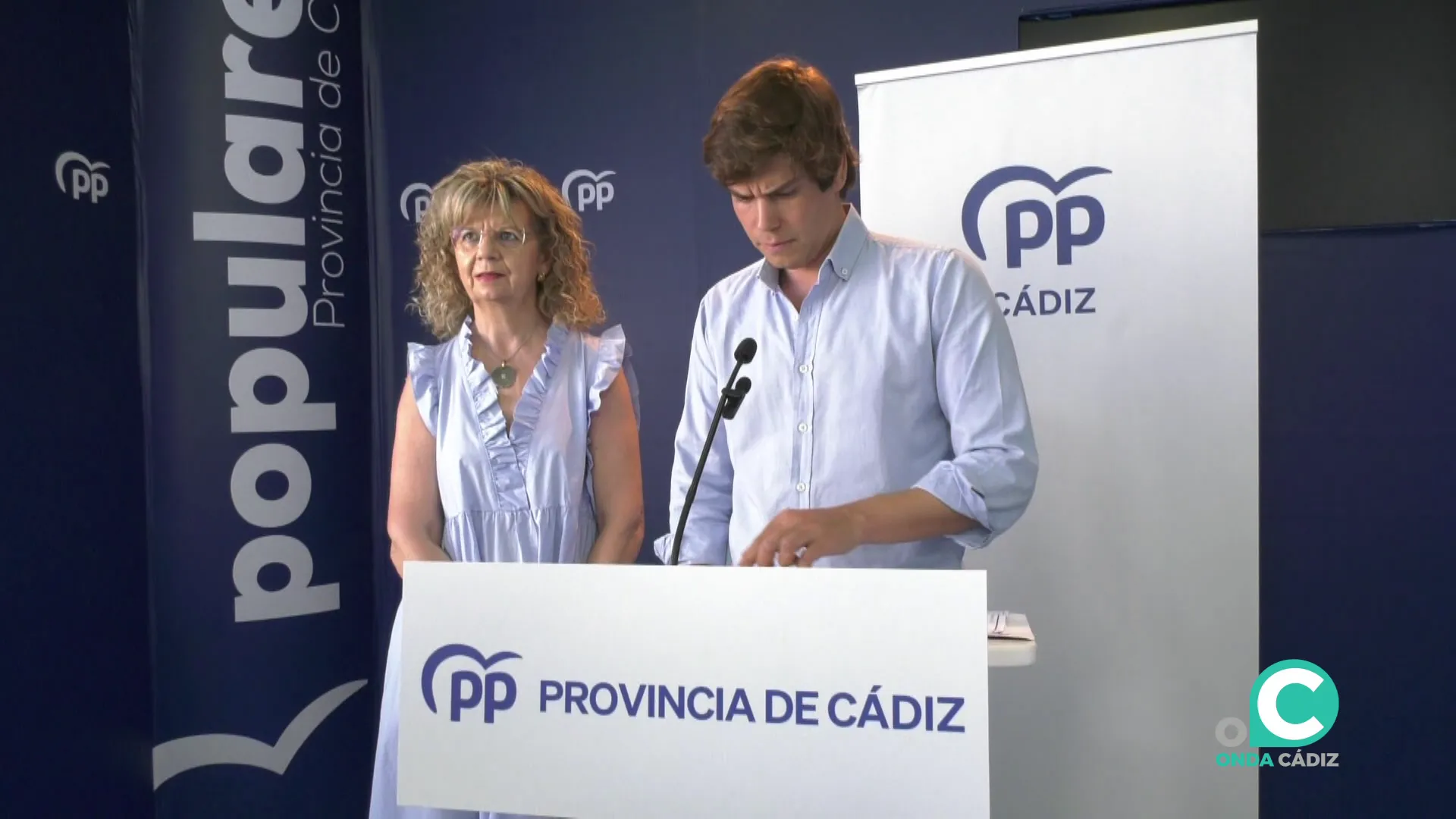 Elvira Velasco, y Miguel Sastre durante su intervención este jueves en la sede en la capital gaditana Elvira Velasco, y Miguel Sastre durante su intervención este jueves en la sede en la capital gaditana