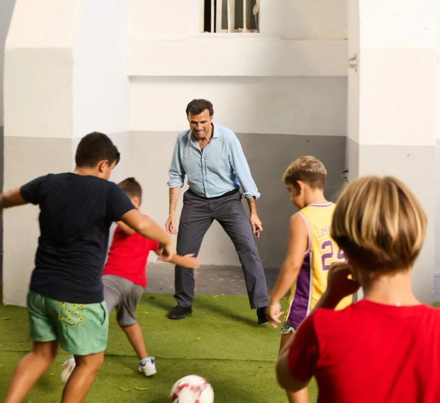 El alcalde y menores usuarios del campamento urbano --
