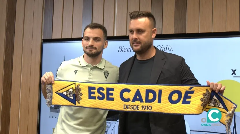Tabatadze posa junto al Director Deportivo del Cádiz CF, Juan Cala Tabatadze posa junto al Director Deportivo del Cádiz CF, Juan Cala