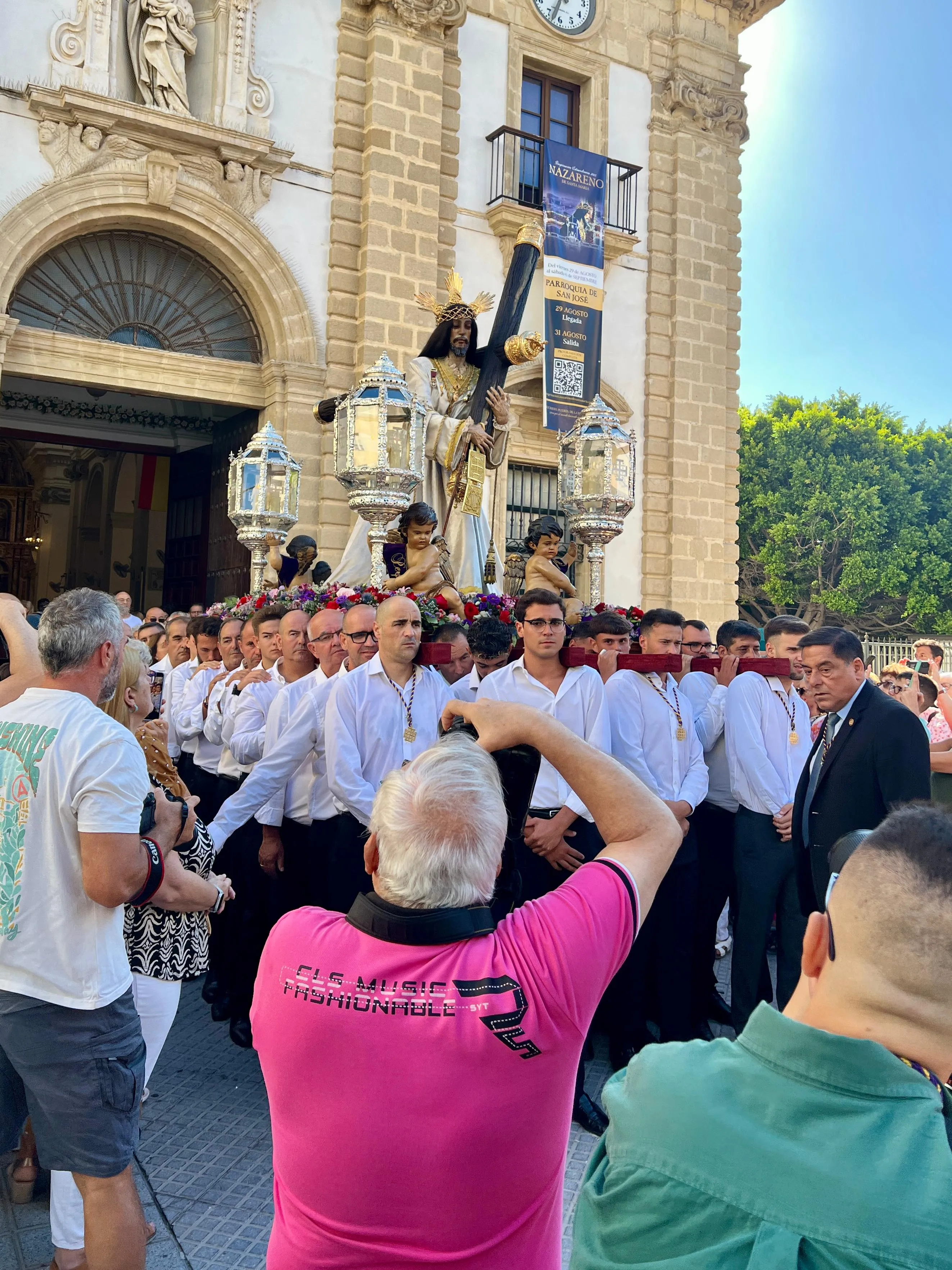 El Nazareno saliendo esta mañana de la Iglesia de San José