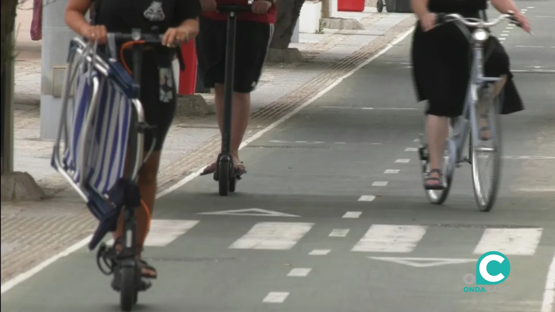 Patinetes circulando por el carril bici del Paseo Marítimo Patinetes circulando por el carril bici del Paseo Marítimo
