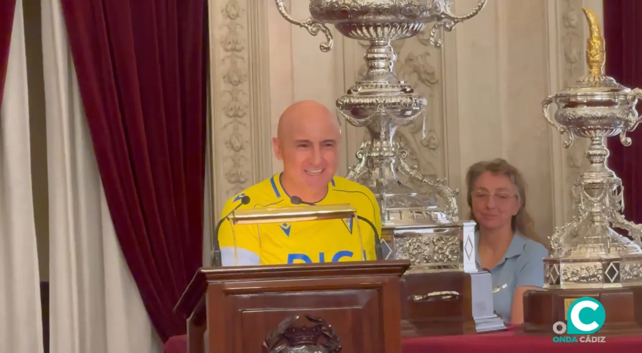 Maldini ha finalizado el acto con la camiseta del Cádiz CF Maldini ha finalizado el acto con la camiseta del Cádiz CF