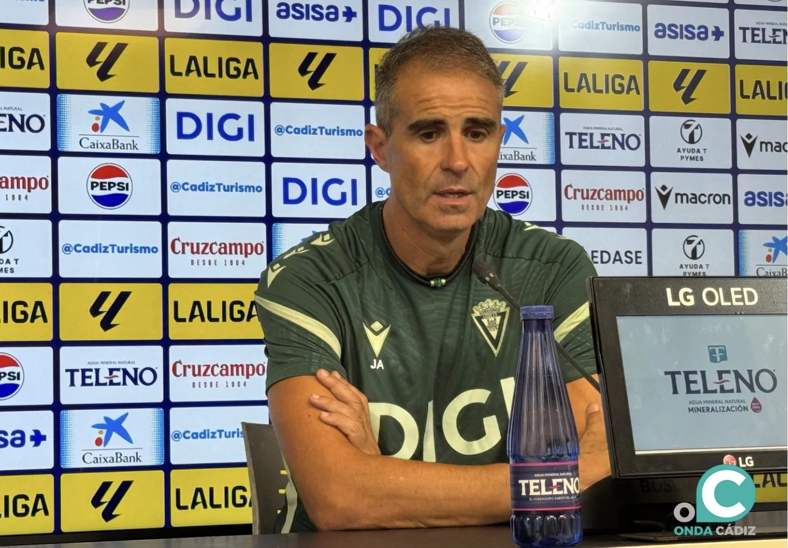 Gaizka Garitano durante su intervención en la sala de prensa de la Ciudad Deportiva Bahía de Cádiz Gaizka Garitano durante su intervención en la sala de prensa de la Ciudad Deportiva Bahía de Cádiz